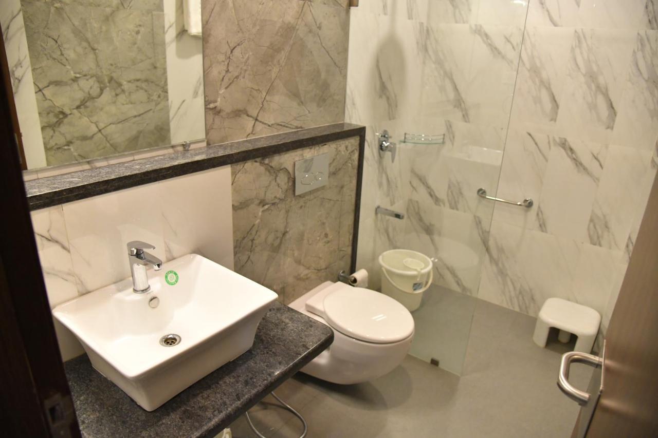 Hotel Prince Residency ブジ エクステリア 写真