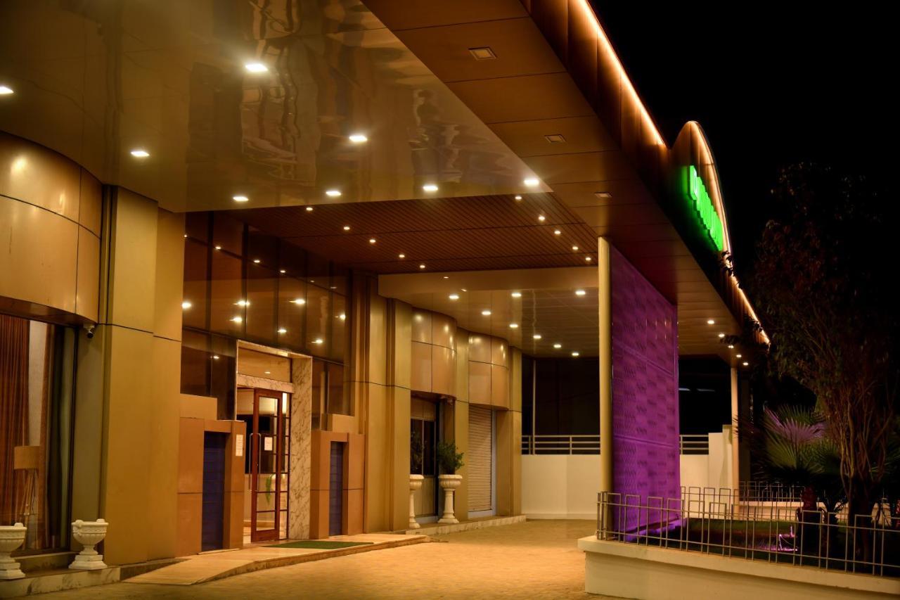 Hotel Prince Residency ブジ エクステリア 写真